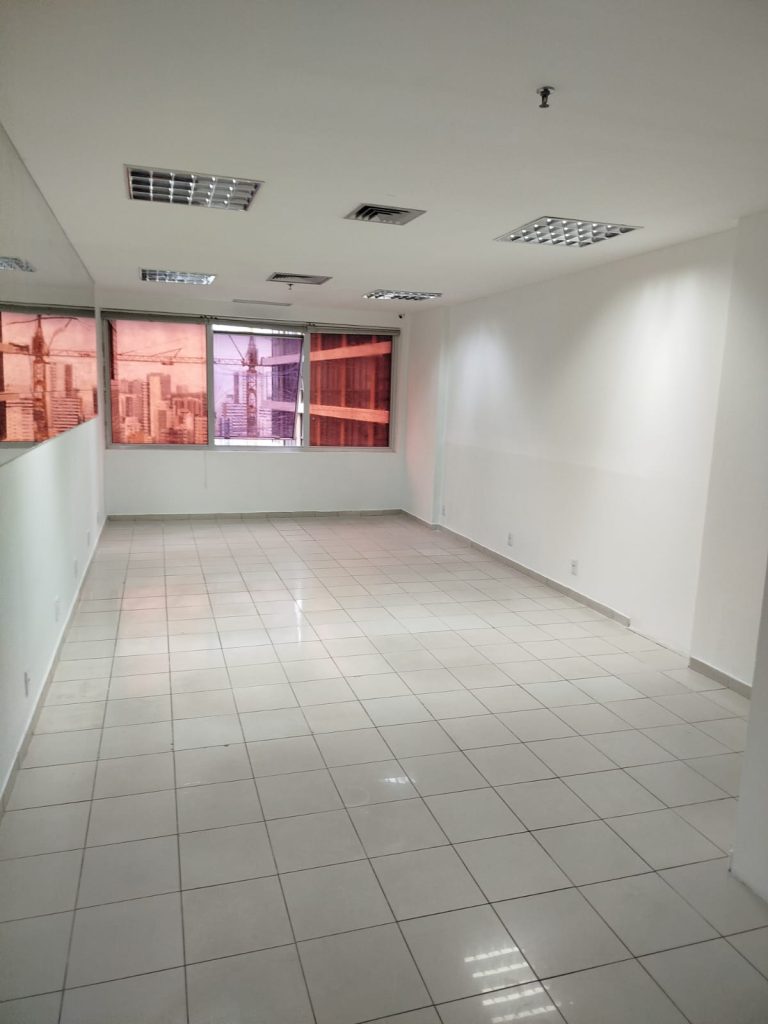 Sala Comercial à Venda no Salvador Trade Center – 33m², Garagem e Localização Estratégica