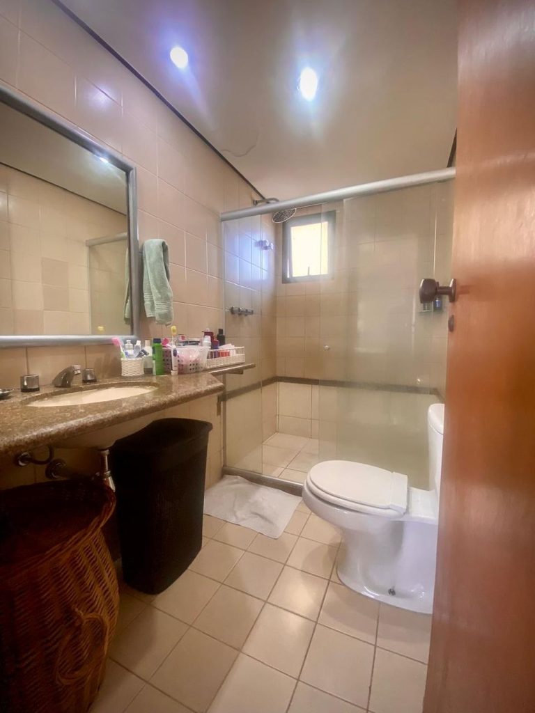 Apartamento de **135m² com 4 quartos e 1 suíte** no Condomínio Príncipe de Luxemburgo, Salvador.