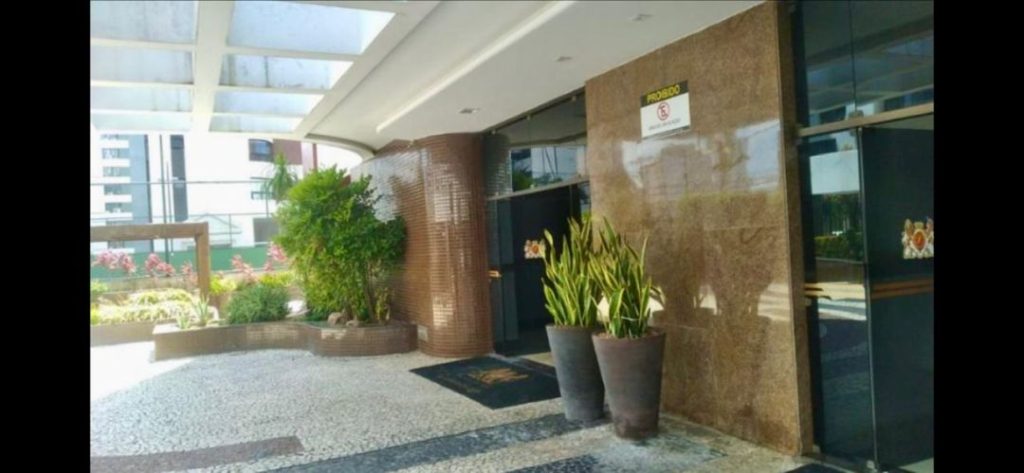 Apartamento de **135m² com 4 quartos e 1 suíte** no Condomínio Príncipe de Luxemburgo, Salvador.