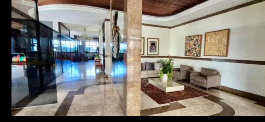 Apartamento de **135m² com 4 quartos e 1 suíte** no Condomínio Príncipe de Luxemburgo, Salvador.