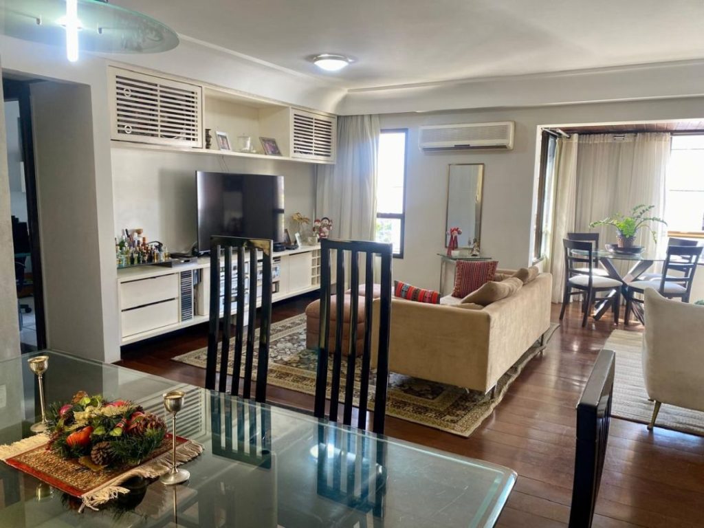 Apartamento de **135m² com 4 quartos e 1 suíte** no Condomínio Príncipe de Luxemburgo, Salvador.